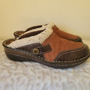 White Mountain Leather Clogs ,Sweater Trim Detail ,Suede Size 8. Brown
